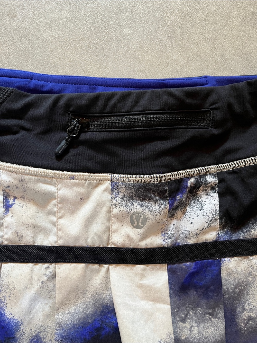 Lululemon athletica Black, White & Blue Abstract Skater Skirt
Size 2 tall - Picture 6 of 7